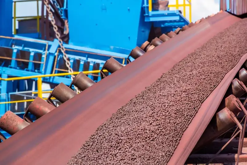 Oil resistant rubber conveyor belt transporting oily bulk materials in industrial application