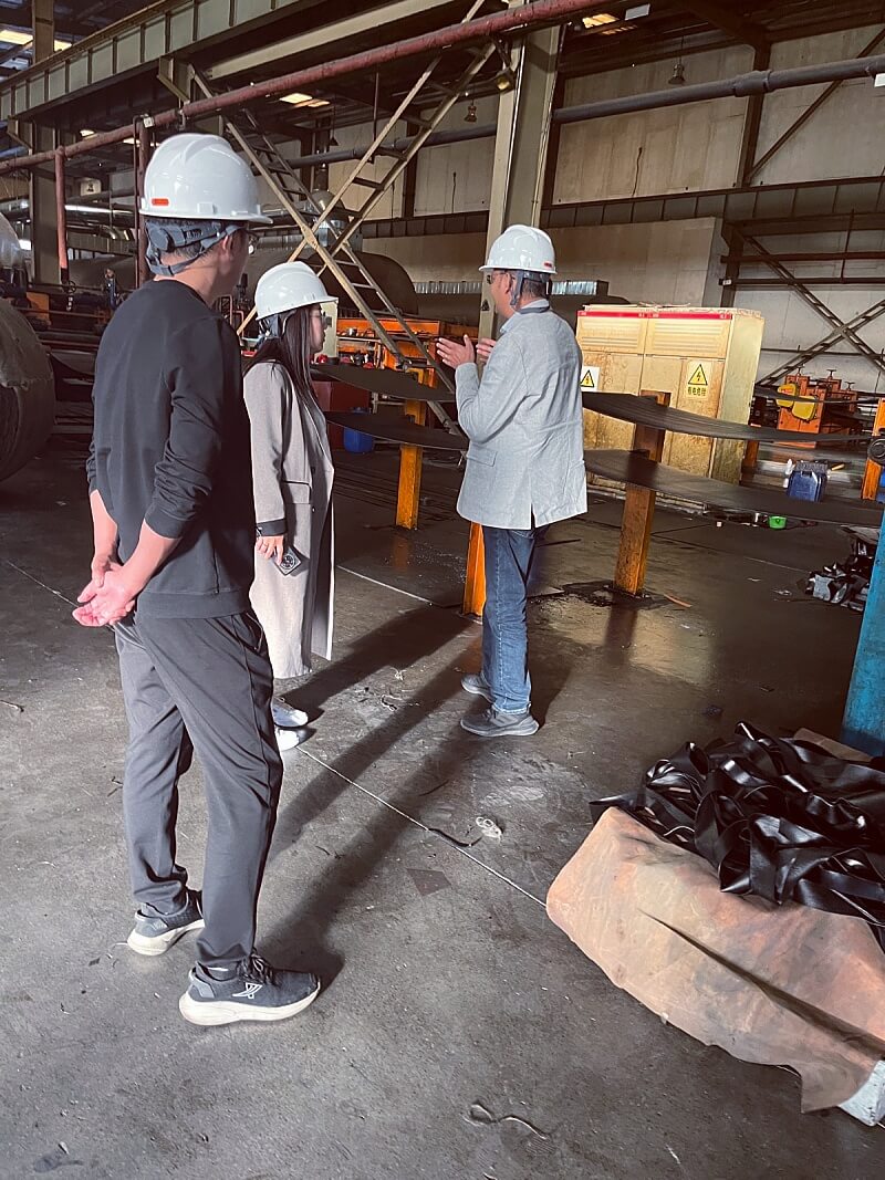 Indian customers visiting conveyor belt factory for production inspection and technical discussion