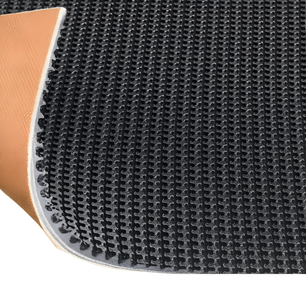 Rough top conveyor belt designed for inclined conveying and product grip