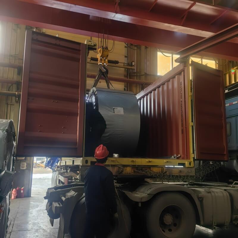 SW IW solid woven conveyor belt loading into container for export shipment