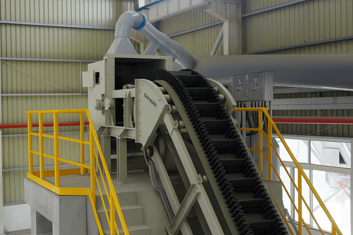 Sidewall conveyor belt installed in industrial plant for steep angle bulk material conveying application