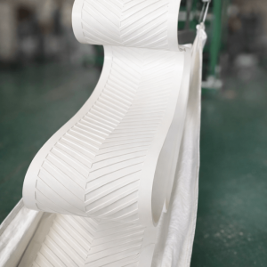 White chevron conveyor belt with V pattern surface for inclined conveying