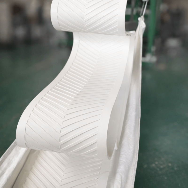White chevron conveyor belt with V pattern surface for inclined conveying