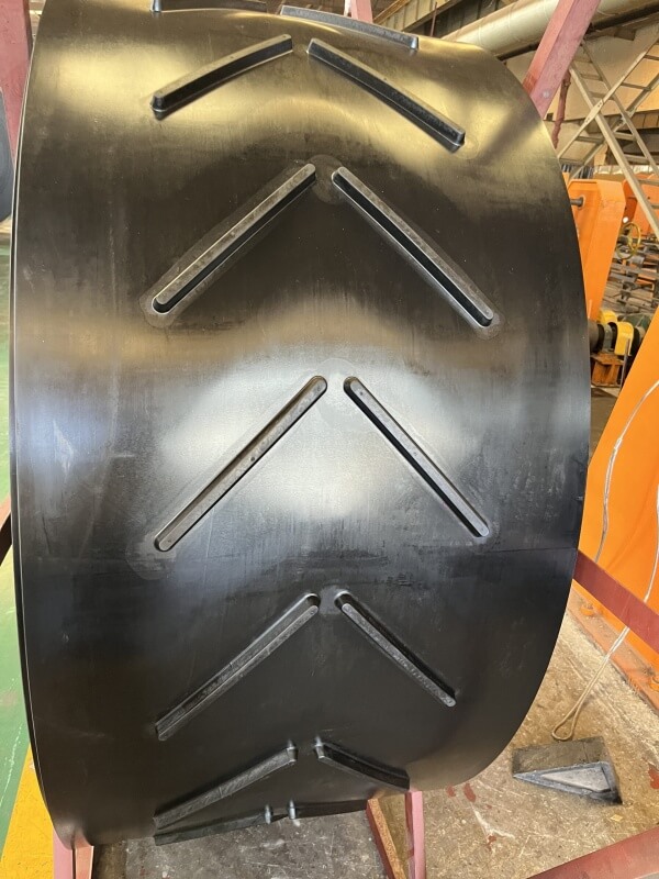 Chevron conveyor belt 15mm cleat height V pattern rubber belt for inclined material conveying