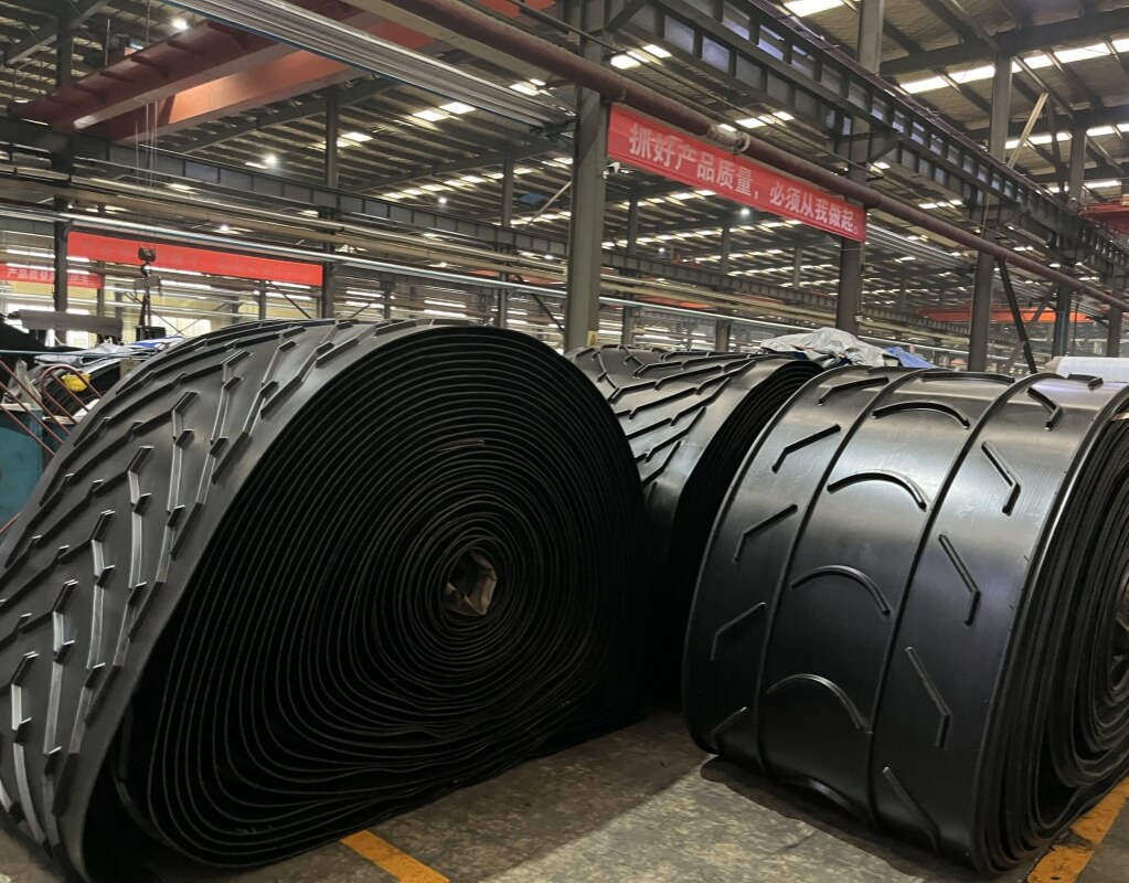 Chevron conveyor belt 25mm cleat height heavy duty rubber belt for steep incline bulk material conveying