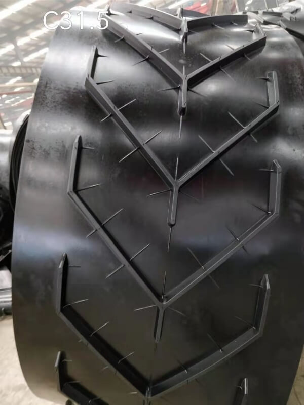 Chevron conveyor belt 31.5mm cleat height heavy duty V pattern rubber conveyor belt for steep incline mining applications