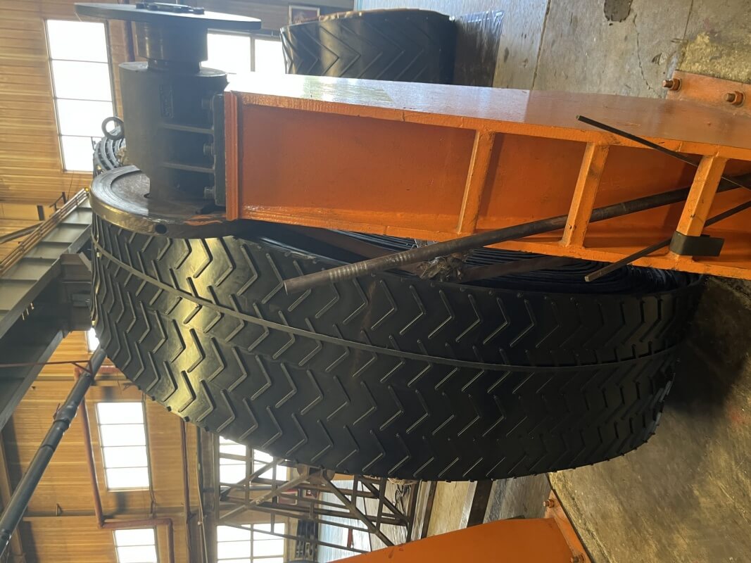 Heavy duty chevron conveyor belt roll in factory production line for mining inclined bulk material conveying