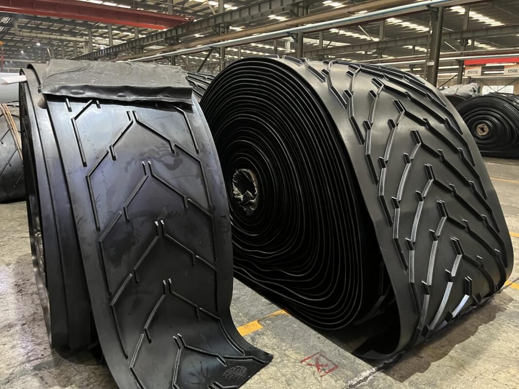 Heavy duty chevron conveyor belt roll with molded V cleat pattern for inclined bulk material conveying