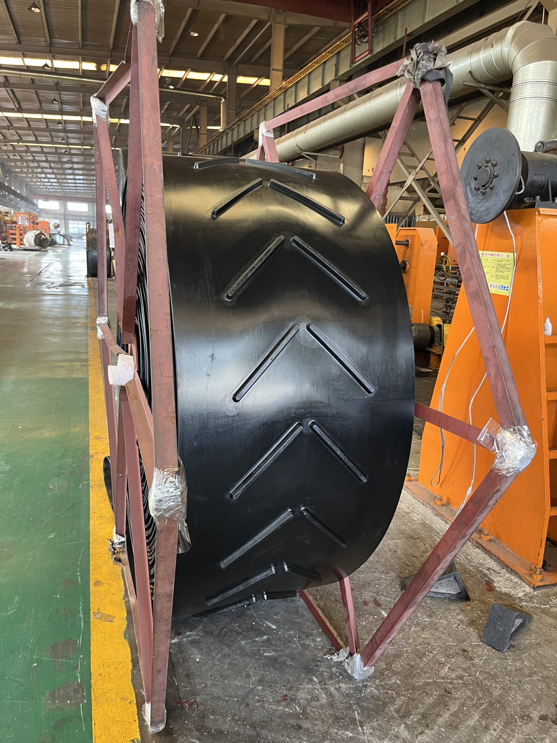 Heavy duty chevron conveyor belt roll with V pattern for inclined material conveying