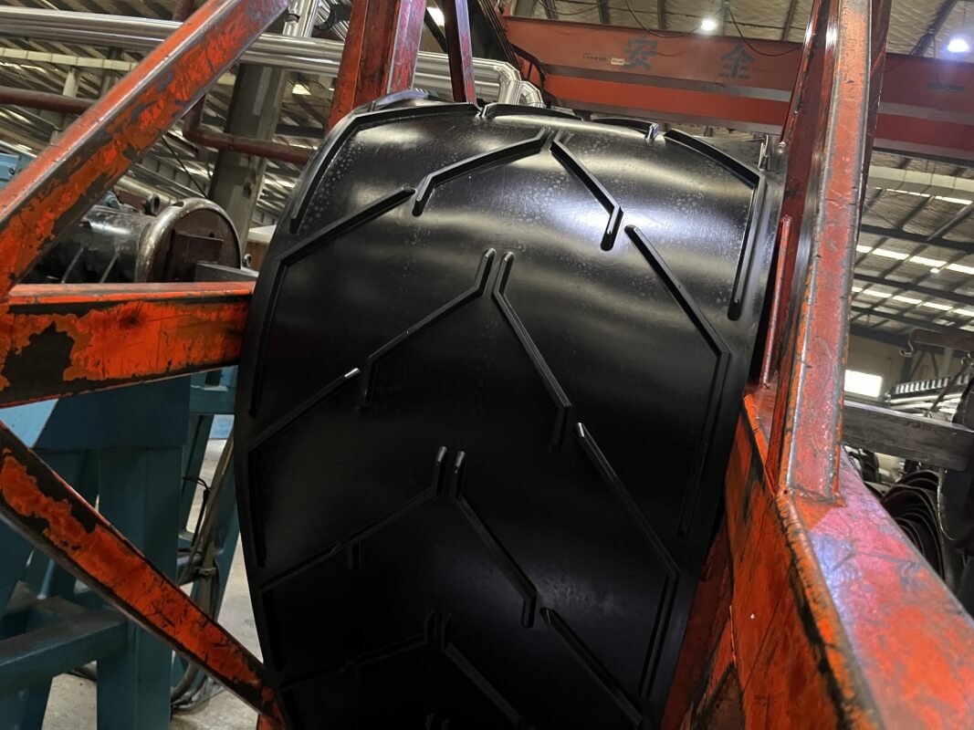 Heavy duty chevron conveyor belt under production in factory workshop for inclined bulk material conveying system