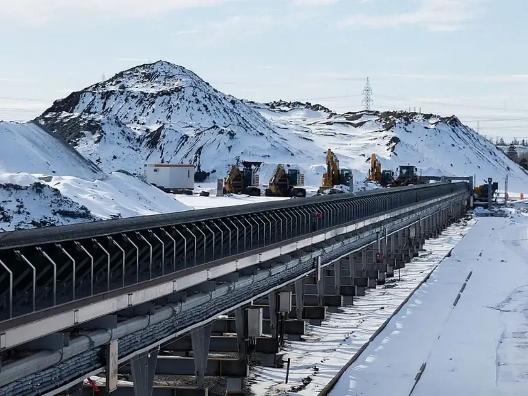cold resistant rubber conveyor belt operating in snowy mining environment for bulk material conveying